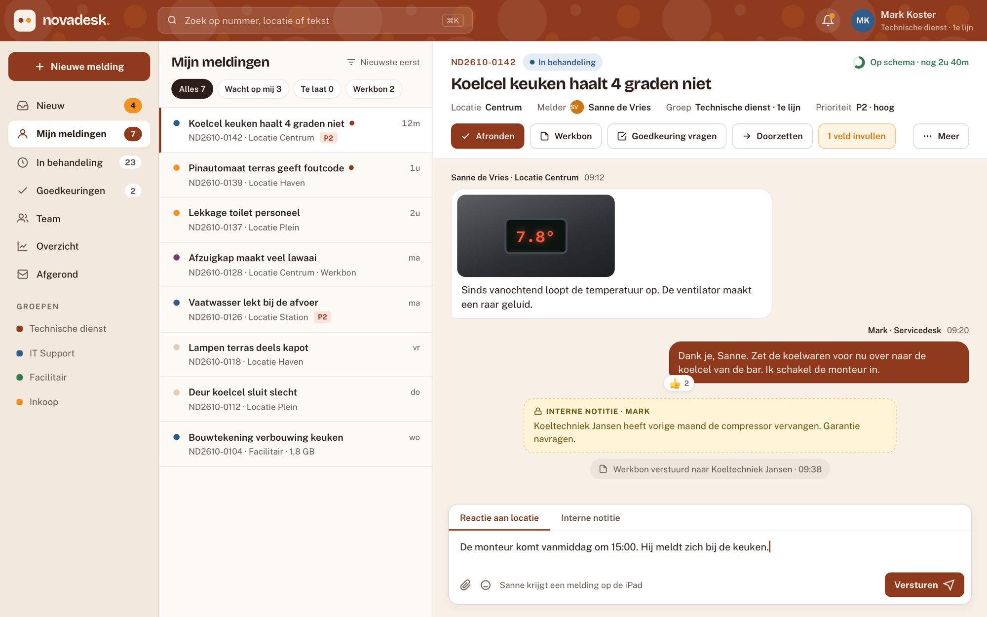 De servicedesk in novadesk.: links de lijst met meldingen, rechts het gesprek met de locatie, een interne notitie en de knoppen voor afronden, werkbon en goedkeuring.