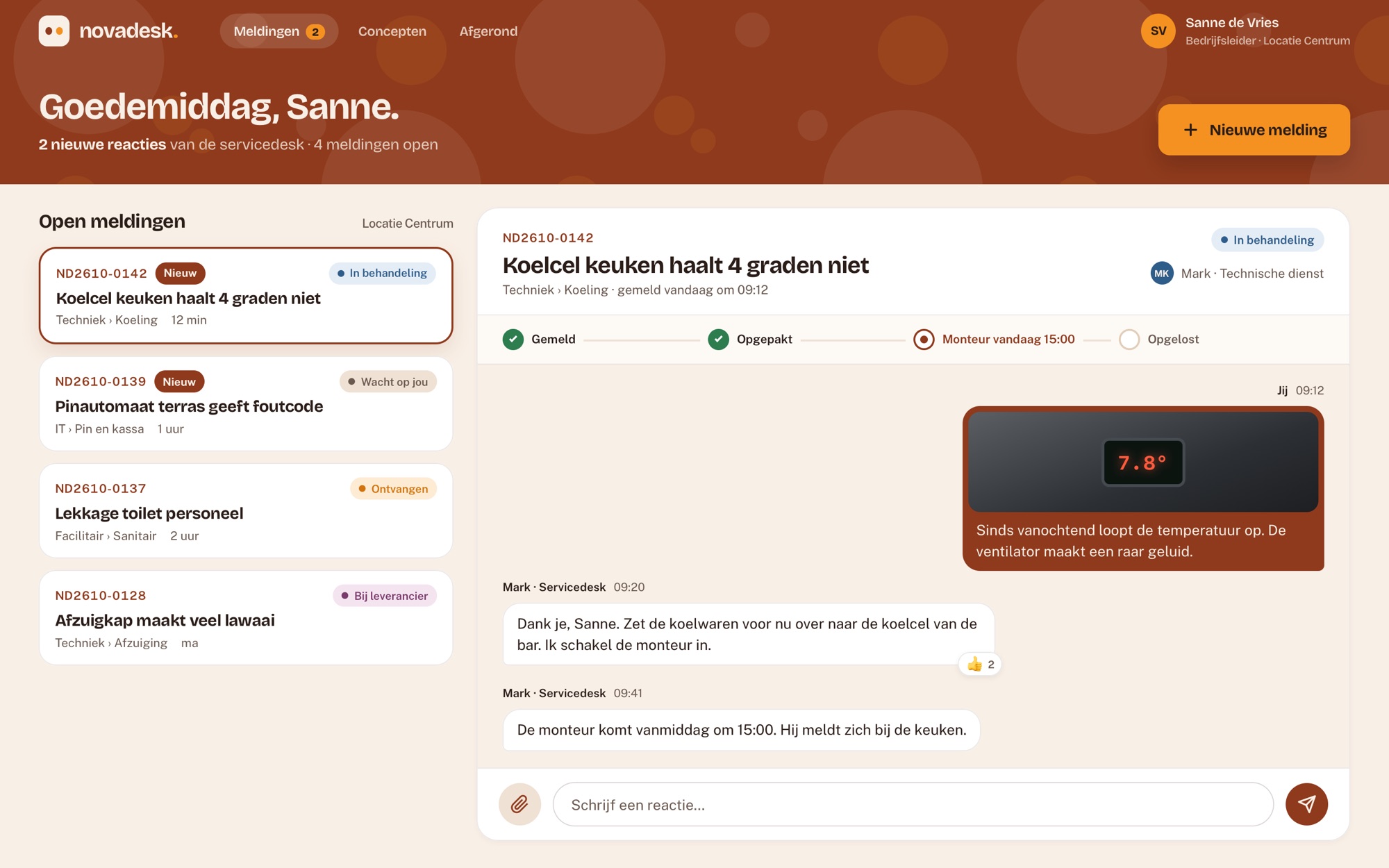 novadesk. op de computer van een melder: de open meldingen van de locatie, het gesprek met de servicedesk en de voortgang van de melding.