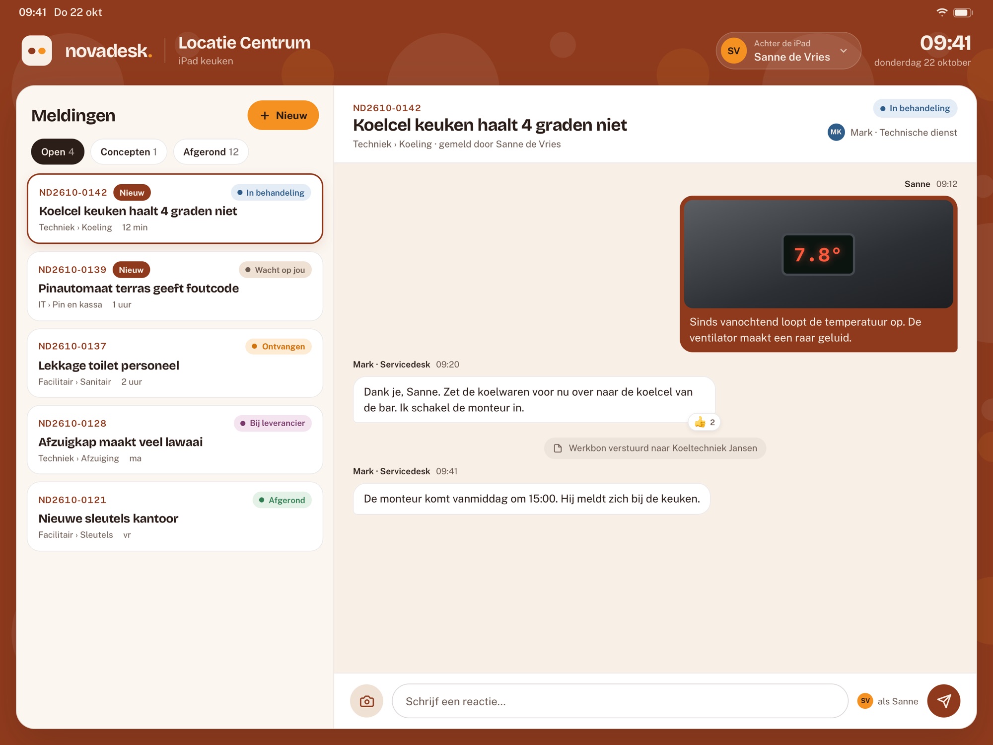 novadesk. op de iPad van een locatie: de meldingen van de locatie met het gesprek ernaast, en bovenaan wie er achter de iPad zit.